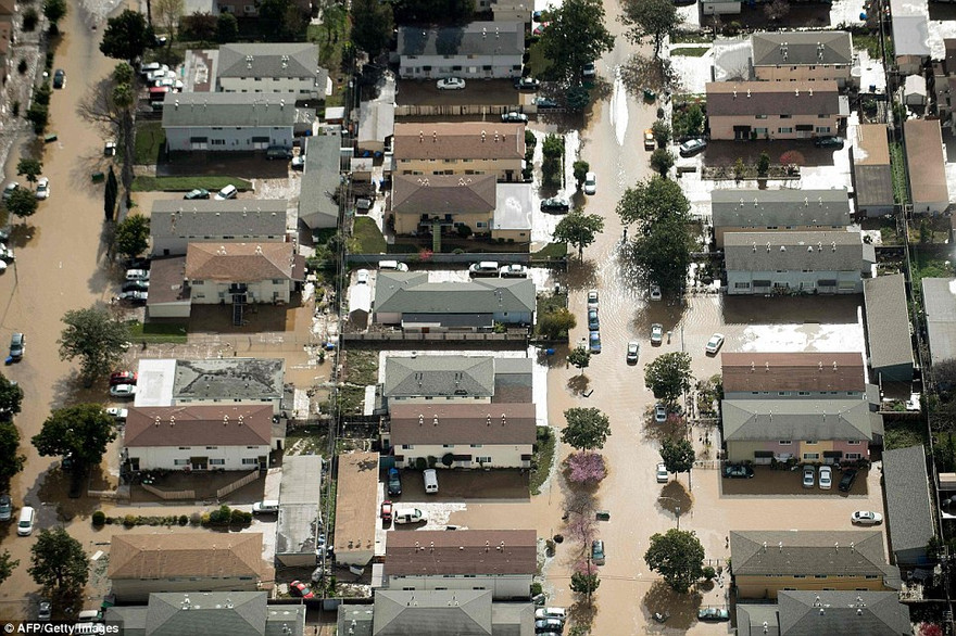 Các ngôi nhà ở San Jose chìm trong nước lũ.