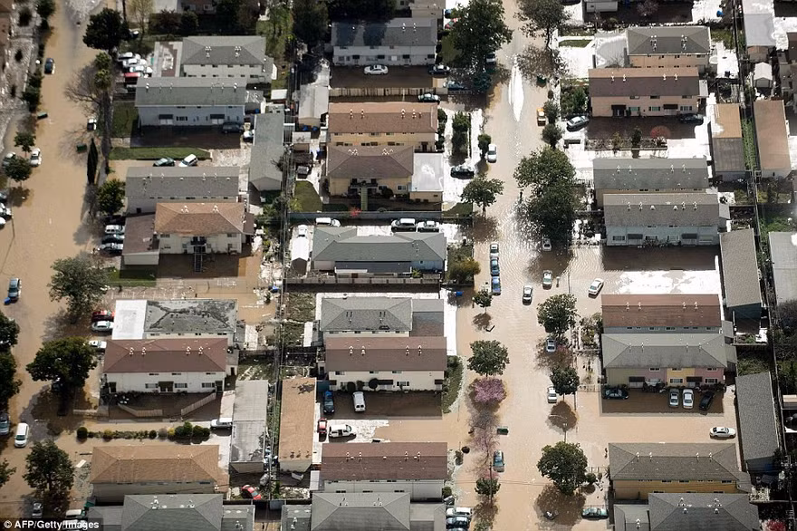 Các ngôi nhà ở San Jose chìm trong nước lũ.