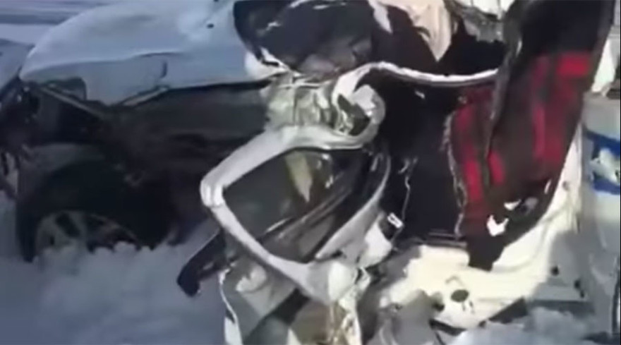 Chiếc xe cảnh sát bị xe tải đâm nát thân 