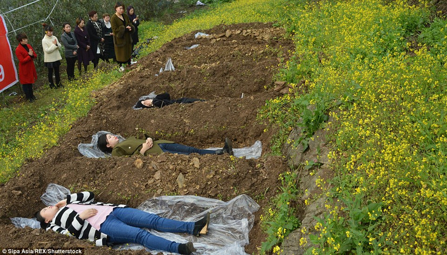 Phụ nữ nằm trong những nấm mộ nông để quên đi nỗi buồn sau khi ly hôn. 