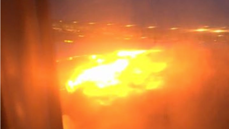 Lửa cháy ngùn ngụt ở cánh phải máy bay