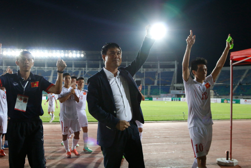 HLV Hữu Thắng lo Công Phượng bị áp lực.