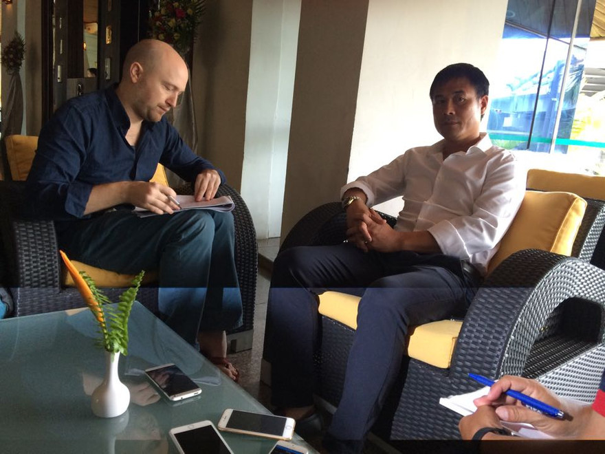 HLV Hữu Thắng trả lời phóng viên Matt Roebuck.