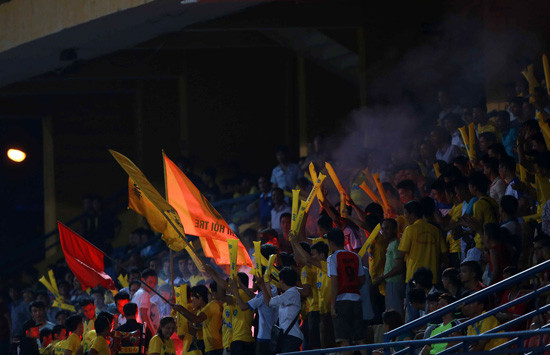 Pháo sáng xuất hiện trên khán đài Hàng Đẫy