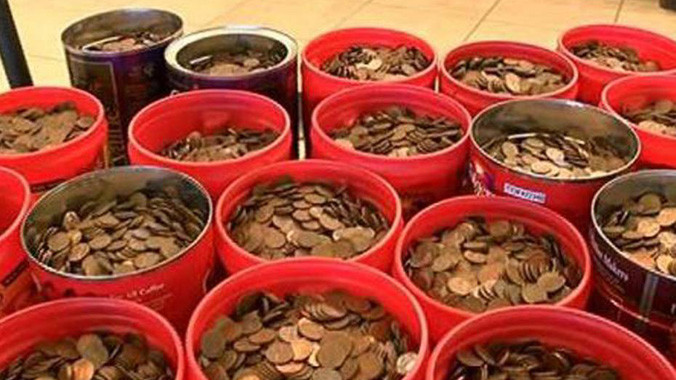 "Núi" tiền xu cụ ông mang gửi ngân hàng Ảnh: Metro