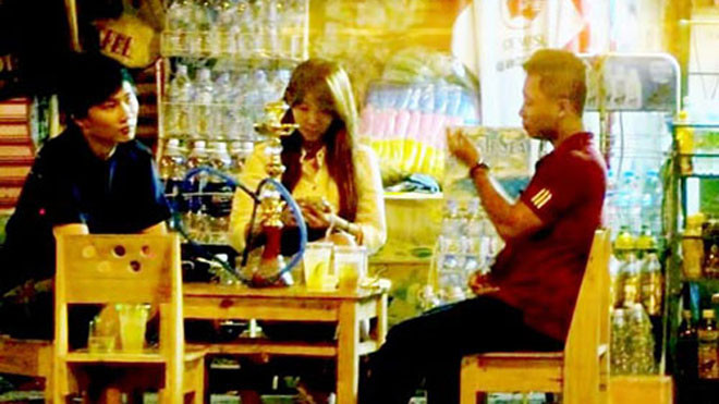 Một tiệm shisha vỉa hè trên đường Trần Hưng Đạo (phường 1, quận 5) thu hút nhiều thanh niên.