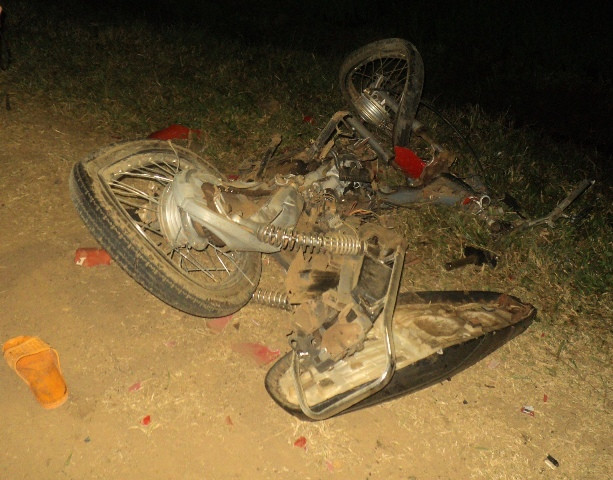 Chiếc xe máy chở cả gia đình bị cán nát.