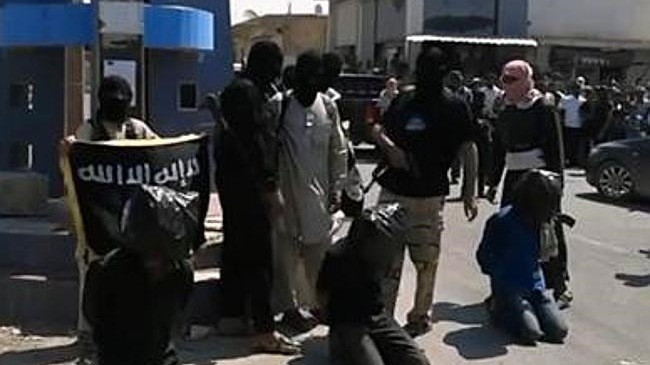 IS tổ chức hành quyết người dân ngay giữa đường phố. Ảnh: News.com.au.