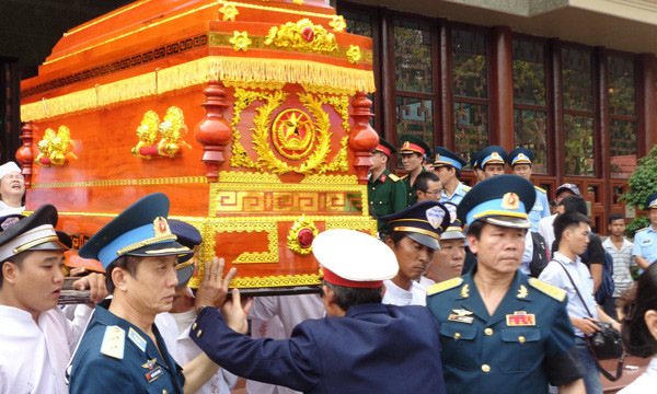 Trung tướng Nguyễn Văn Thanh, Chính ủy Quân chủng Phòng không Không quân (trái) và đại tá Vũ Văn Kha, Sư đoàn trưởng Sư đoàn Không quân 370 khiêng linh cữu trung tá Lê Hồng Quân. Ảnh. Trường Điền.