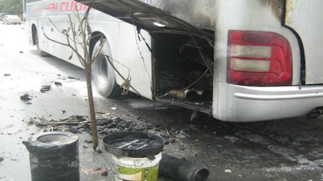 Chiếc xe cháy rụi phần sau.