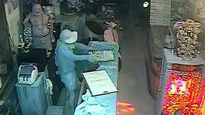 Nhanh nhẹn thu gọn số vàng trưng bày trong tủ kính (Ảnh công an huyện Phong Điền cung cấp) 