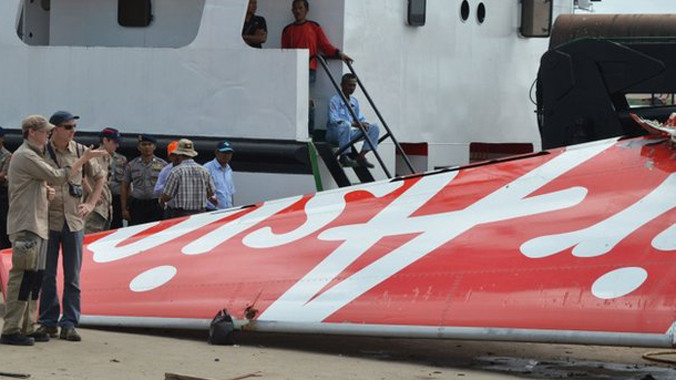 Phần đuôi máy bay được trục vớt trước đó (Ảnh: BBC)