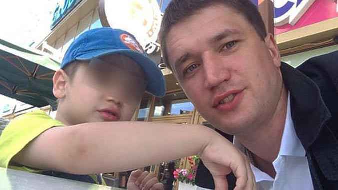 Hai cha con anh Mikhail (Ảnh: Mirror)