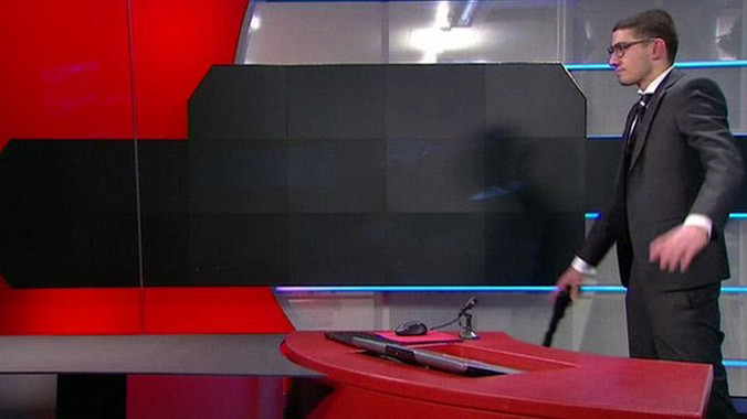 Tay súng xông vào phòng ghi hình (Ảnh: BBC)