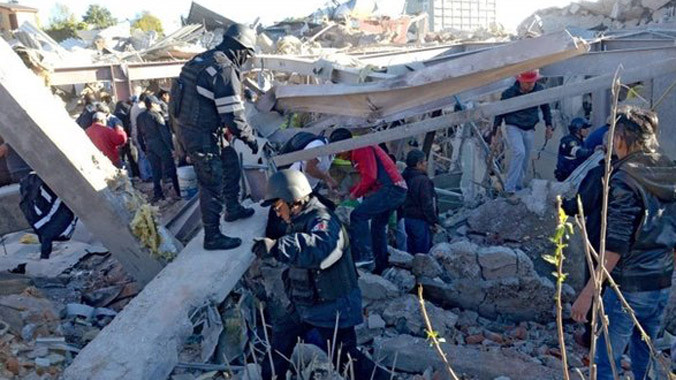 Lực lượng cứu hộ làm việc tại hiện trường 