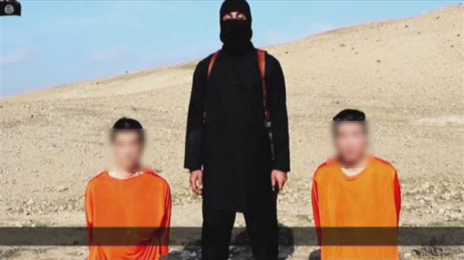 Hai con tin người Nhật trong video. Ảnh: AbcNews