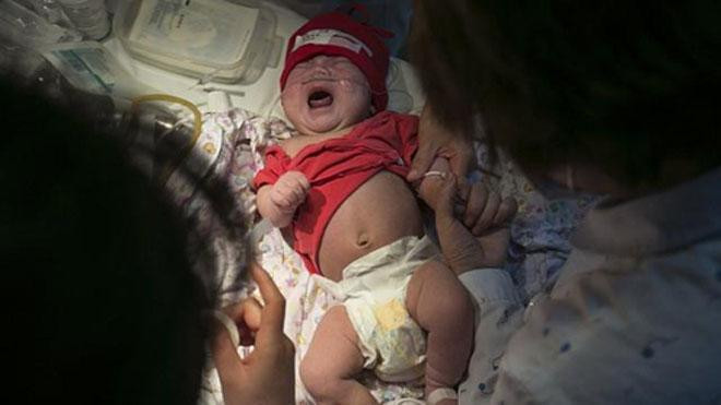 Một trong 37 bé được giải cứu trước đó. Ảnh: Straitstimes