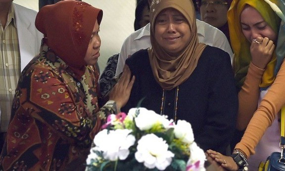 Thân nhân các hành khách đau khổ khi nghe hung tin