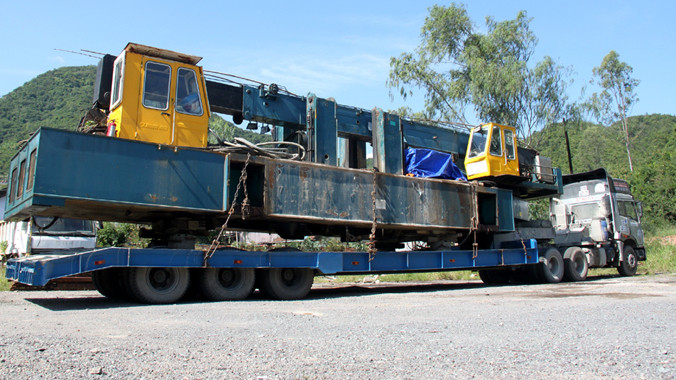 Chiếc xe đầu kéo và rơ – moóc chở hàng khủng quá tải. Ảnh: Văn Kỳ