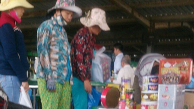 Các mặt hàng bia, rượu, sữa nước Ensure nhập lậu về Tây Ninh, được chào bán ở phía bên ngoài siêu thị miễn thuế Mộc Bài.