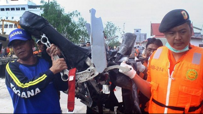 Đội cứu hộ thu hồi ghế ngồi hôm 19/1