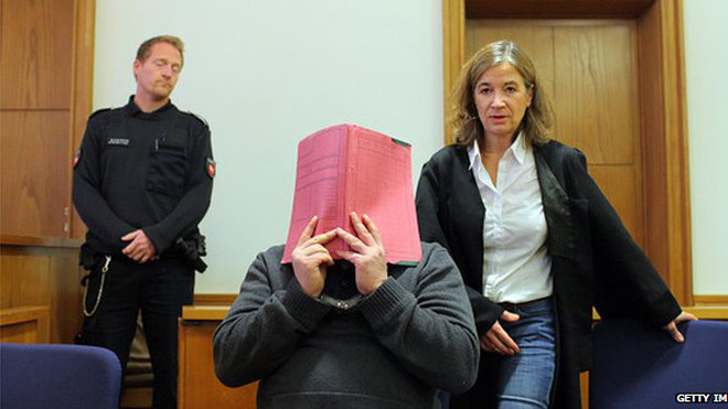 Niels H (giữa) tại tòa án hồi tháng 11/2014