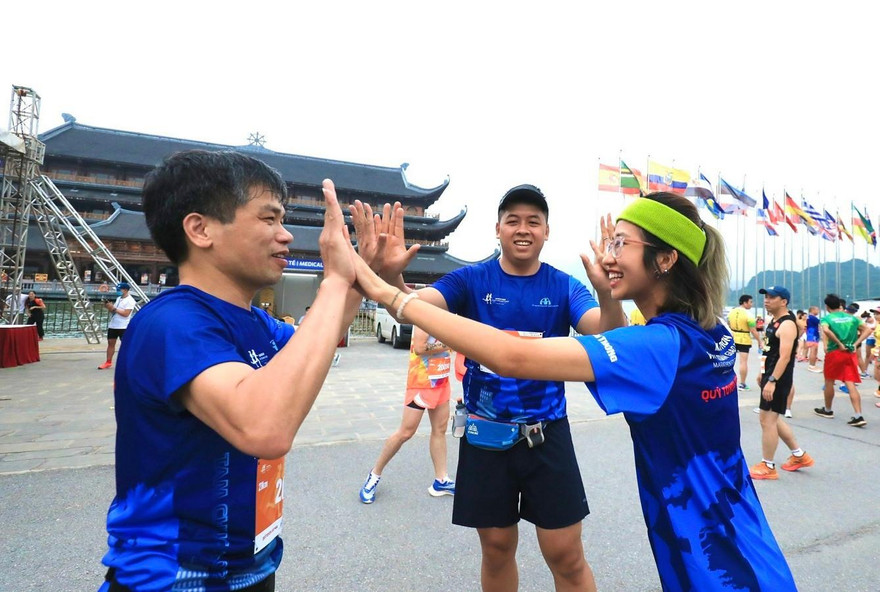 Niềm vui của các VĐV khi tham gia chạy hưởng ứng an toàn giao thông. (ảnh Bá Hiệp)