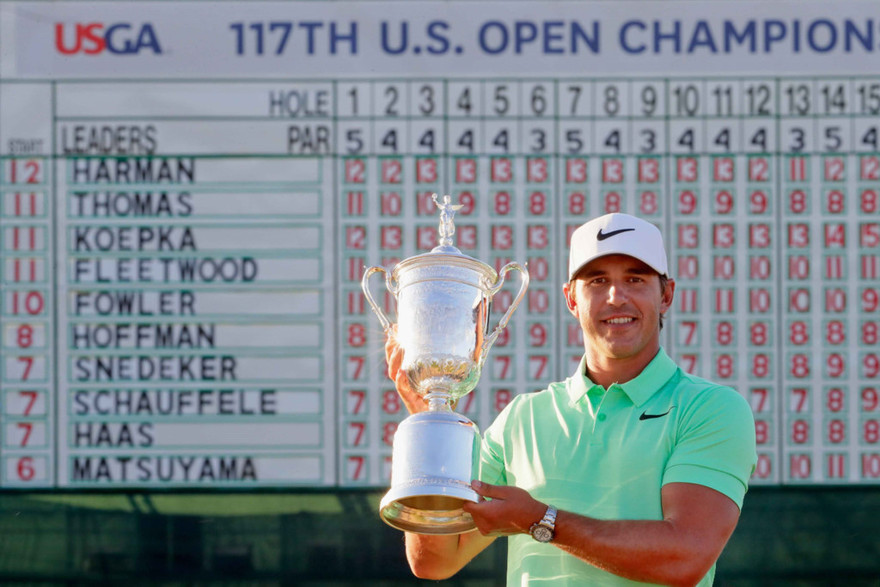 Brooks Koepka nâng cúp vô địch