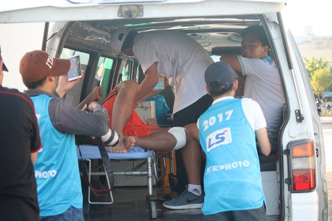 Đức Chinh được đưa đi cấp cứu