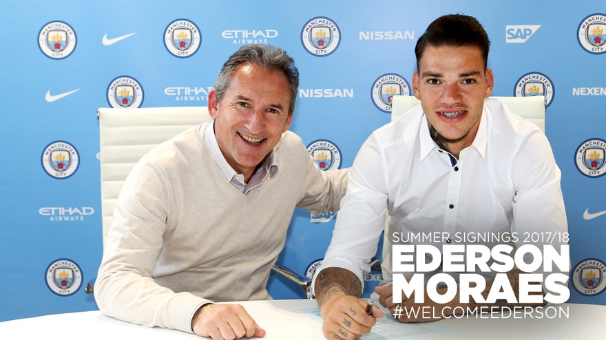 Ederson và giám đốc Man City Txiki Begiristain.