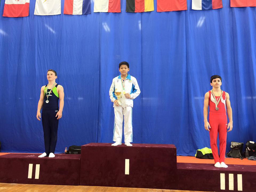 VĐV Nguyễn Phước Hải trên bục nhận huy chương