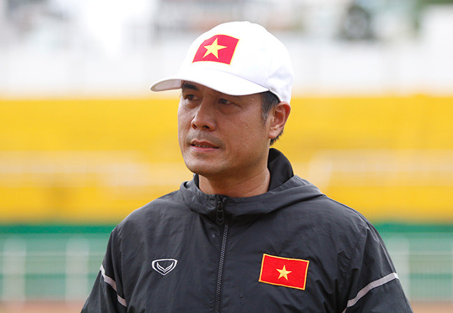 HLV Hữu Thắng đang lo hoá giải bài toán thiếu tiền đạo của đội tuyển Việt Nam.