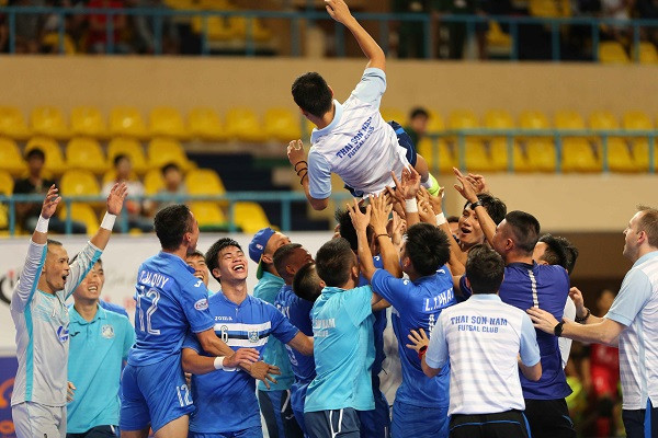 Niềm vui chiến thắng của thầy trò HLV Nguyễn Bảo Quân 