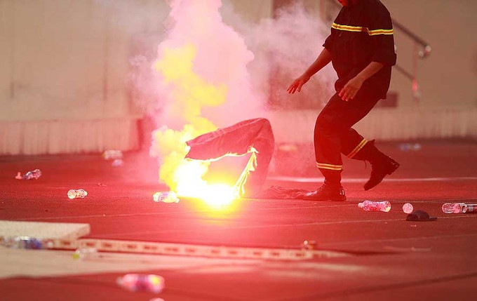 CĐV Hải Phòng đốt pháo sáng trên sân Mỹ Đình hôm 24/6.