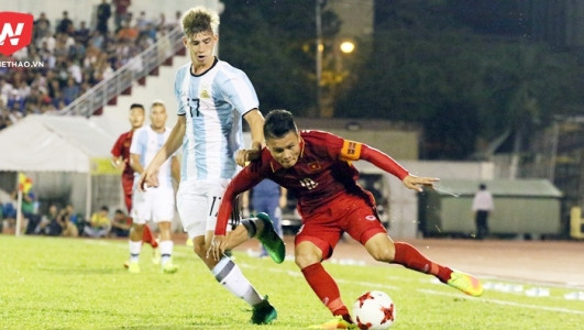 Quang Hải liên tục phải ra sân trong thời gian ngắn.