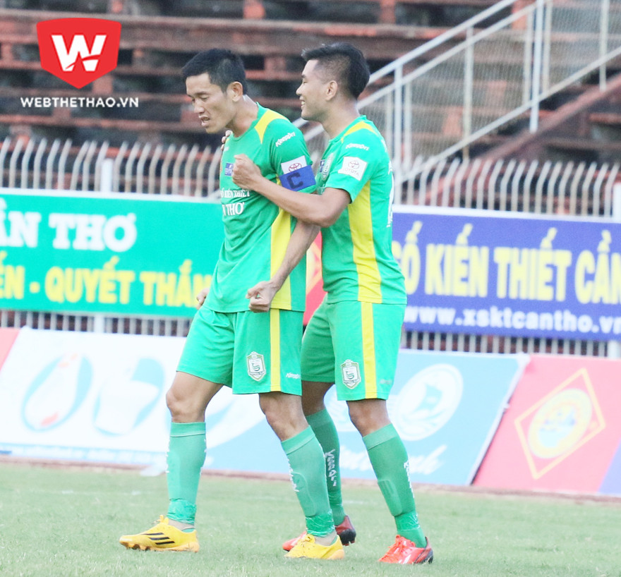 Trung vệ Trần Chí Công (trái) bị cấm thi đấu 3 trận. 