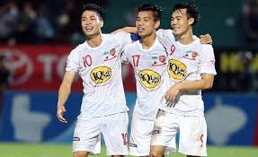 Công Phượng (trái) đang tụt hậu so với phần còn lại của HAGL?