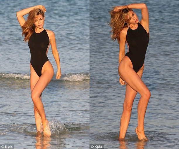 Abbey Clancy khoe chân dài, dáng thon trên bãi biển