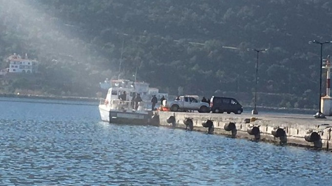 Đưa thi thể các nạn nhân tới nhà xác địa phương.