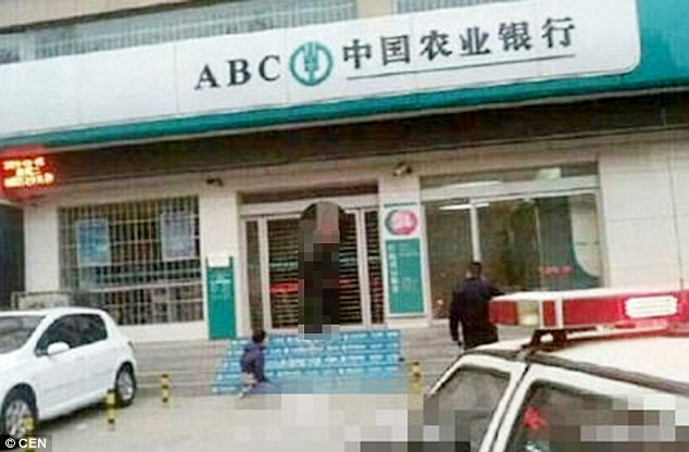 Nạn nhân treo cổ trước cửa ngân hàng. Ảnh: Dailymail