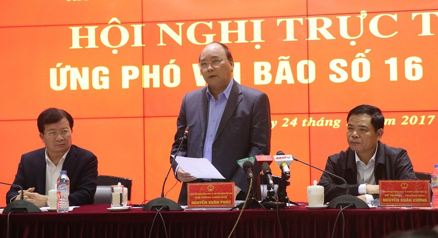 Thủ tướng yêu cầu các địa phương trong vùng ảnh hưởng của bão, dừng ngay các cuộc họp, tập trung chỉ đạo phòng chống bão số 16