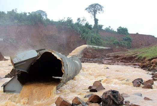 Một đoạn ống dẫn nước của thủy điện Đắk Kar bị đứt vỡ (Ảnh: Tuổi trẻ)