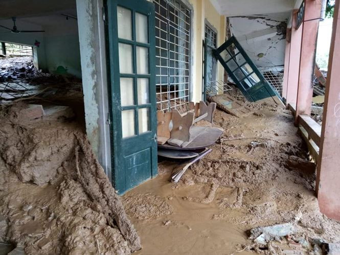 Hàng trăm học sinh ở Thanh Hóa, Nghệ An lỡ dịp khai giảng do trường lớp bị lũ vùi lấp