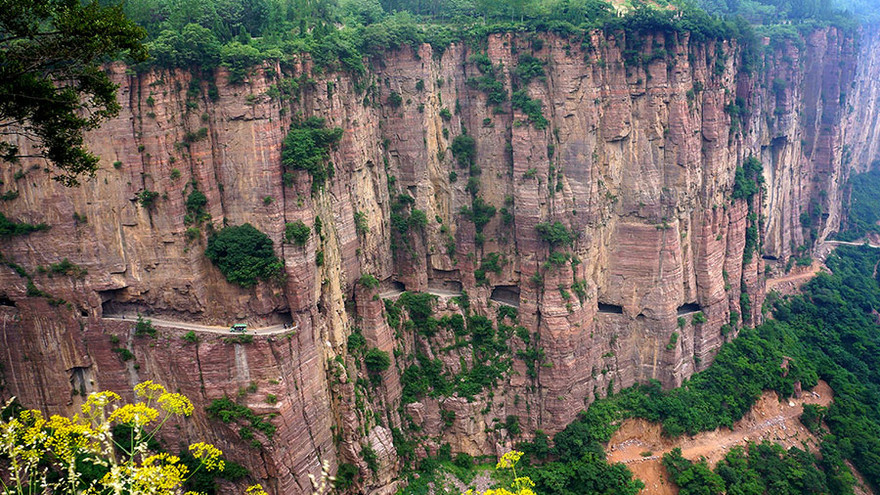 Mới đây, một đường hầm xuyên ngang vách đá ở độ cao 200 mét được xây dựng khiến việc đi lại của người dân trở nên dễ dàng hơn.