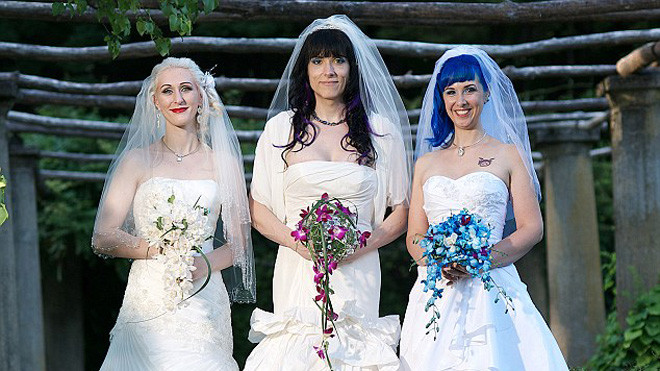 Kitten (trái), Brynn (giữa) và Doll (phải) trong ngày cưới