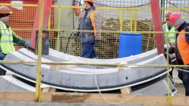 Đội công xây dựng tại ga tàu điện ngầm