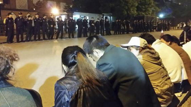 Thân nhân hành khách bên ngoài Đại sứ quán Malaysia tại Bắc Kinh hôm 25/4