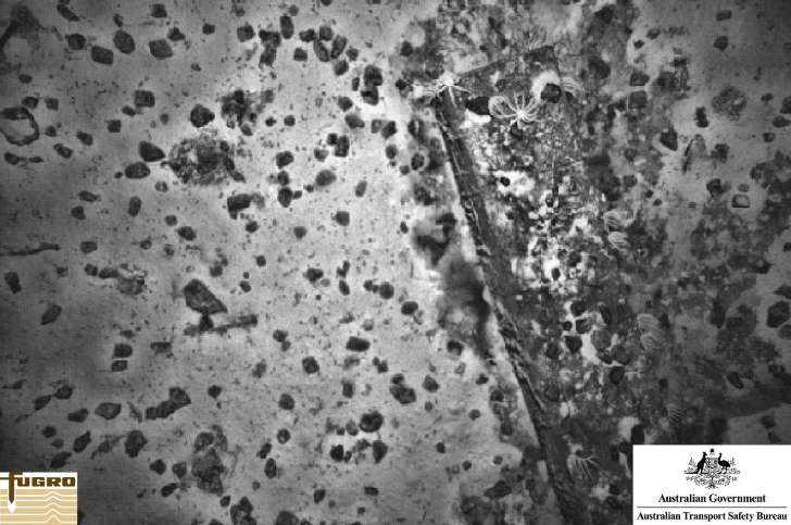 Mảnh vỡ một con tàu đắm dưới đáy biển.