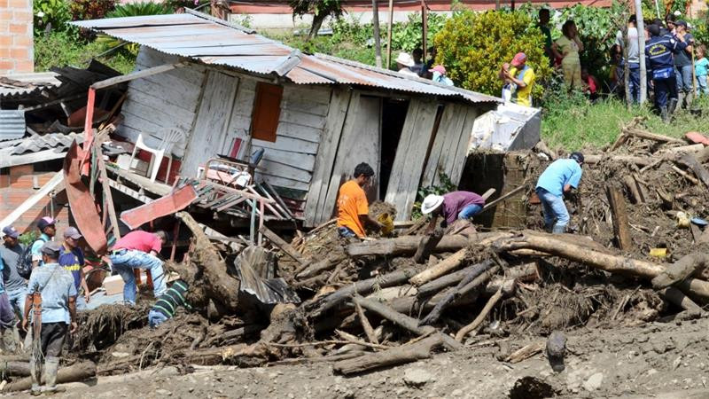 Người dân nỗ lực di chuyên bùn đất sau vụ sạt lở