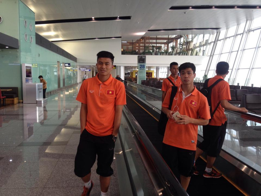 Mạnh Hùng và Công Phượng tại sân bay Nội Bài